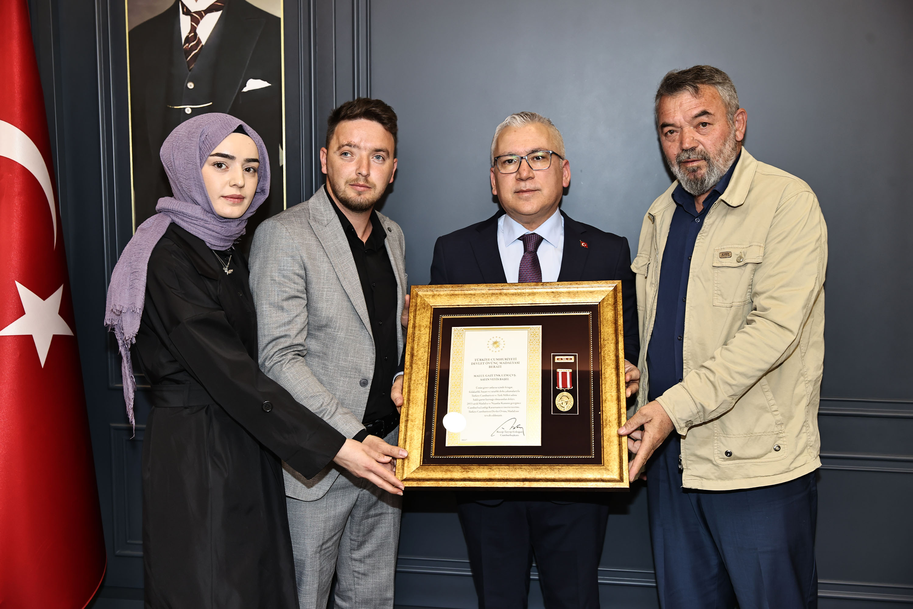 Şehit Aileleri ve Gazilere Devlet Övünç Madalyaları Takdim Edildi Şehit Aileleri ve Gazilere Devlet Övünç Madalyaları Takdim Edildi