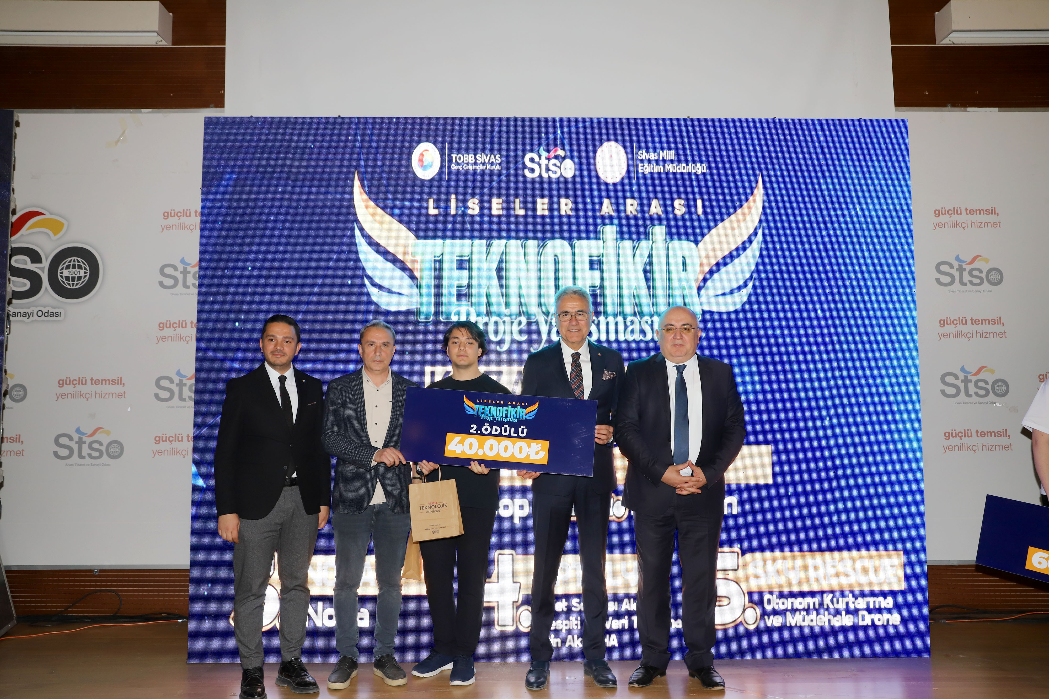 Teknofikir Proje Yarışmasında dereceye giren projeler için ödül töreni düzenlendi.