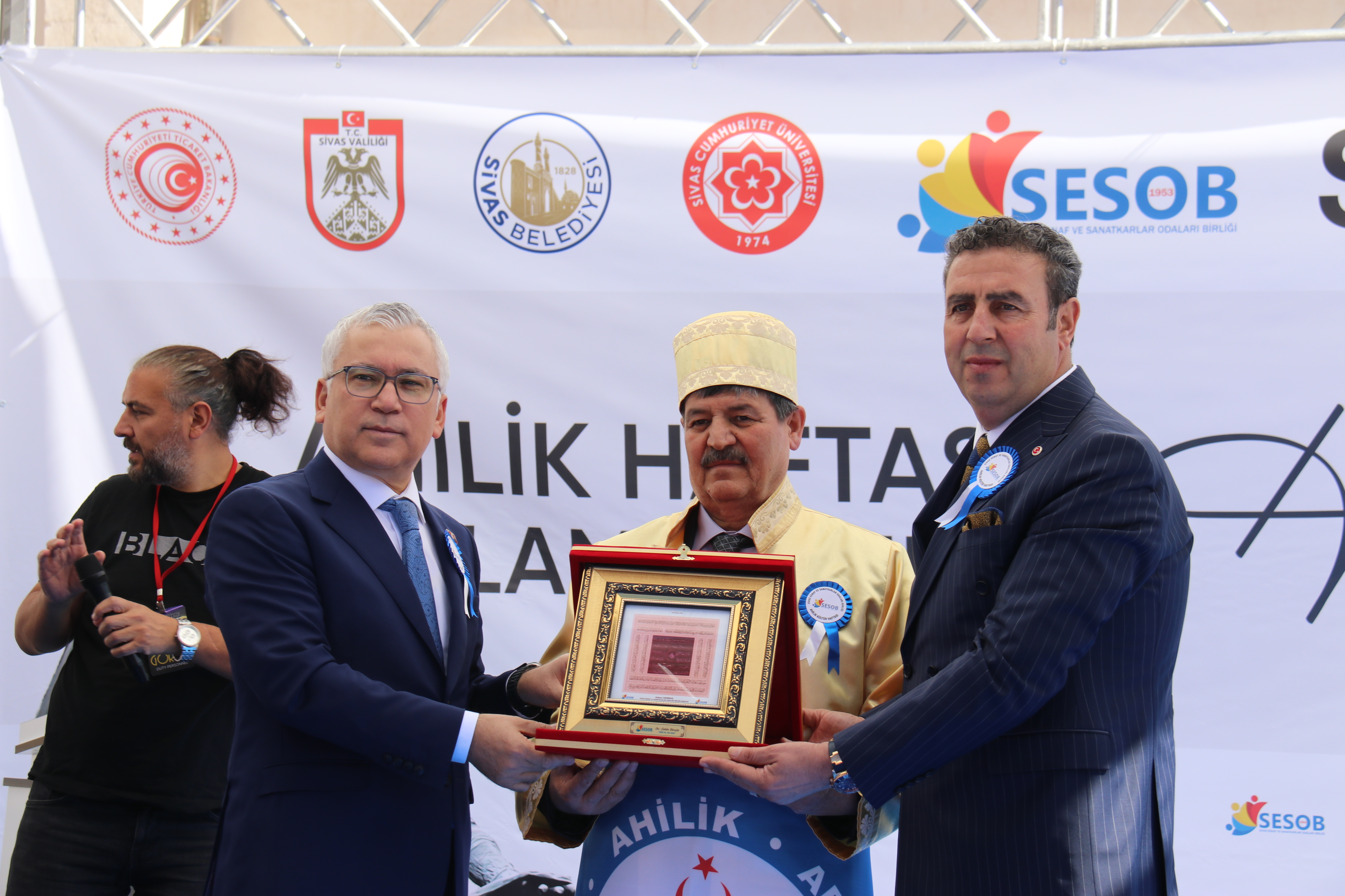 YILIN AHİSİ, HEDİYESİNİ TÜRK SİLAHLI KUVVETLERİNİ GÜÇLENDİRME VAKFINA BAĞIŞLADI
