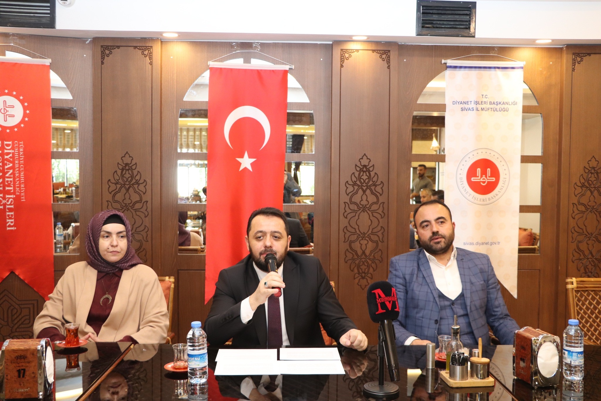 Sivas İl Müftüsü Hasan Limon yaptığı hizmetleri basınla paylaştı Sivas İl Müftüsü Hasan Limon yaptığı hizmetleri basınla paylaştı