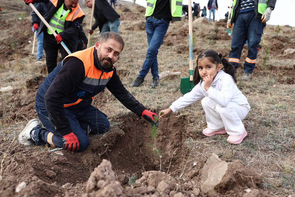 58 BİN FİDAN MUHSİN YAZICIOĞLU VEFA ORMANI’NDA TOPRAKLA BULUŞTU 58 BİN FİDAN MUHSİN YAZICIOĞLU VEFA ORMANI’NDA TOPRAKLA BULUŞTU