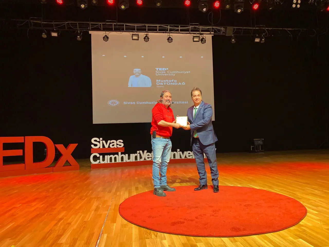 Ünlü Oyuncu Mustafa Üstündağ'dan TEDx Sivas’ta Gençlere Umut Aşılayan Konuşma Ünlü Oyuncu Mustafa Üstündağ'dan TEDx Sivas’ta Gençlere Umut Aşılayan Konuşma