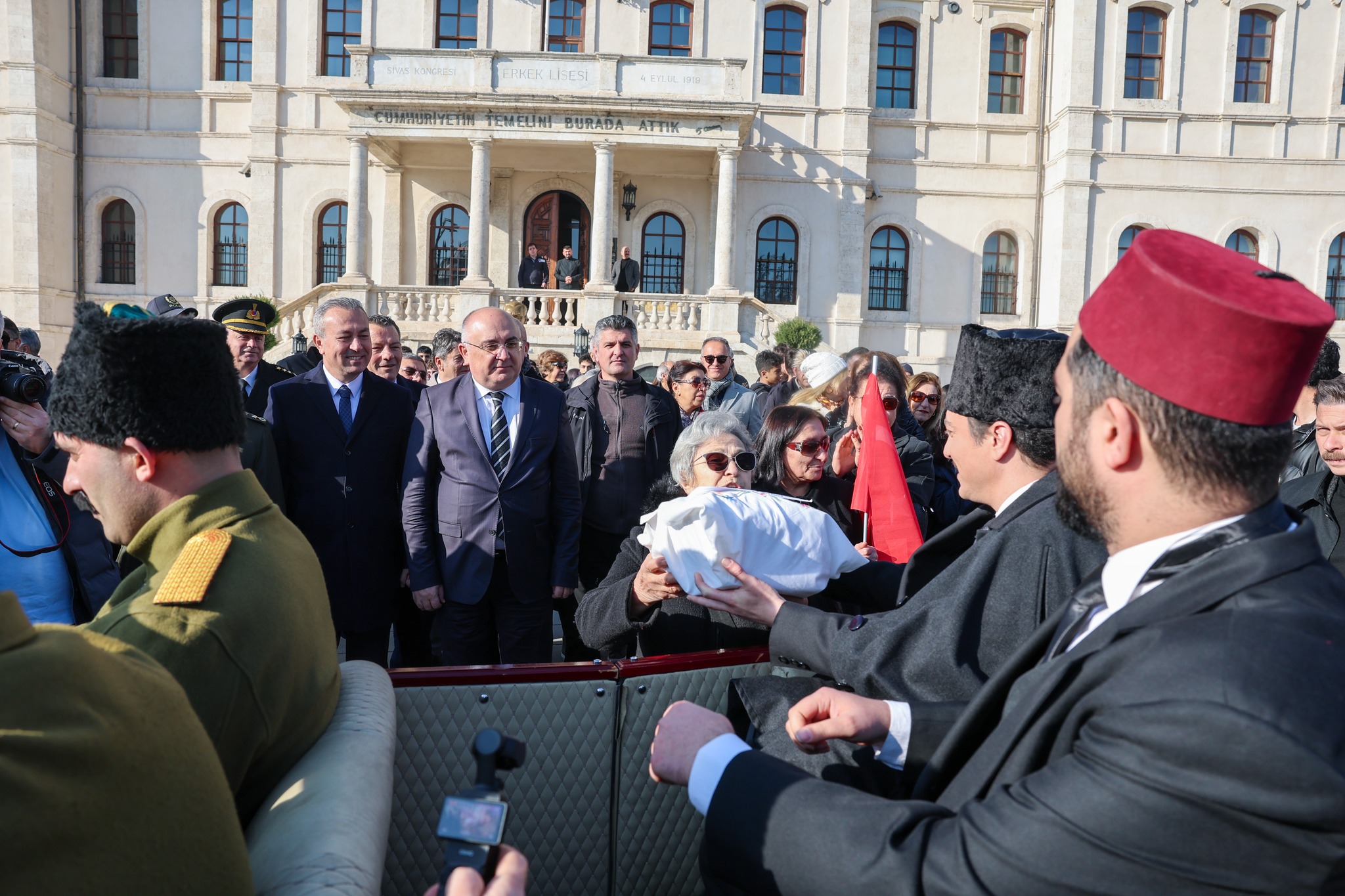 Gazi Mustafa Kemal Atatürk'ün Sivas'ta 108 gün kaldıktan sonra 18 Aralık'ta şehrimizden ayrılmasının 106. yılı sebebiyle temsili uğurlama töreni düzenlendi Gazi Mustafa Kemal Atatürk'ün Sivas'ta 108 gün kaldıktan sonra 18 Aralık'ta şehrimizden ayrılmasının 106. yılı sebebiyle temsili uğurlama töreni düzenlendi