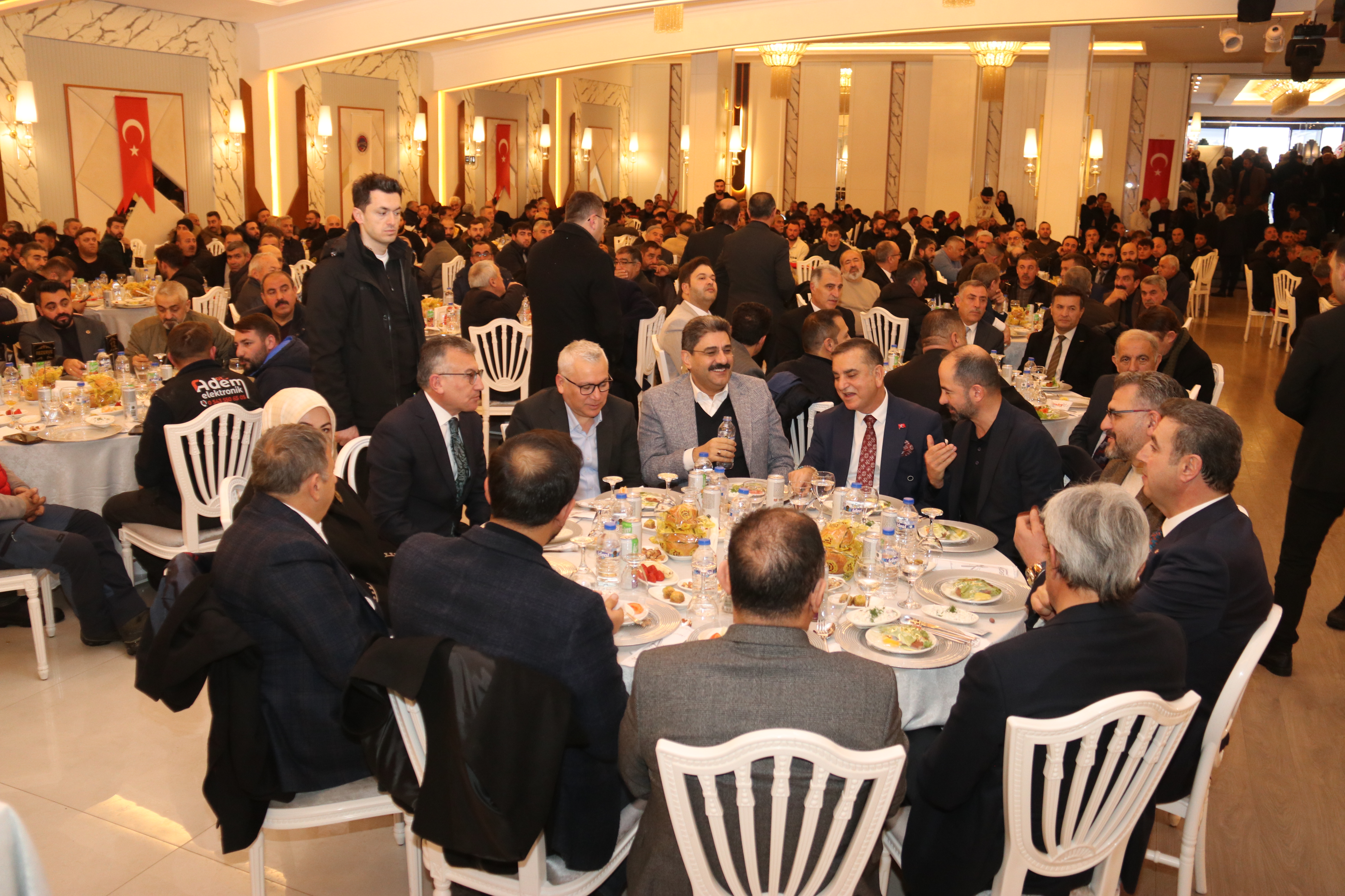 HAKAN DEMİRGİL GÜVEN TAZELEDİ