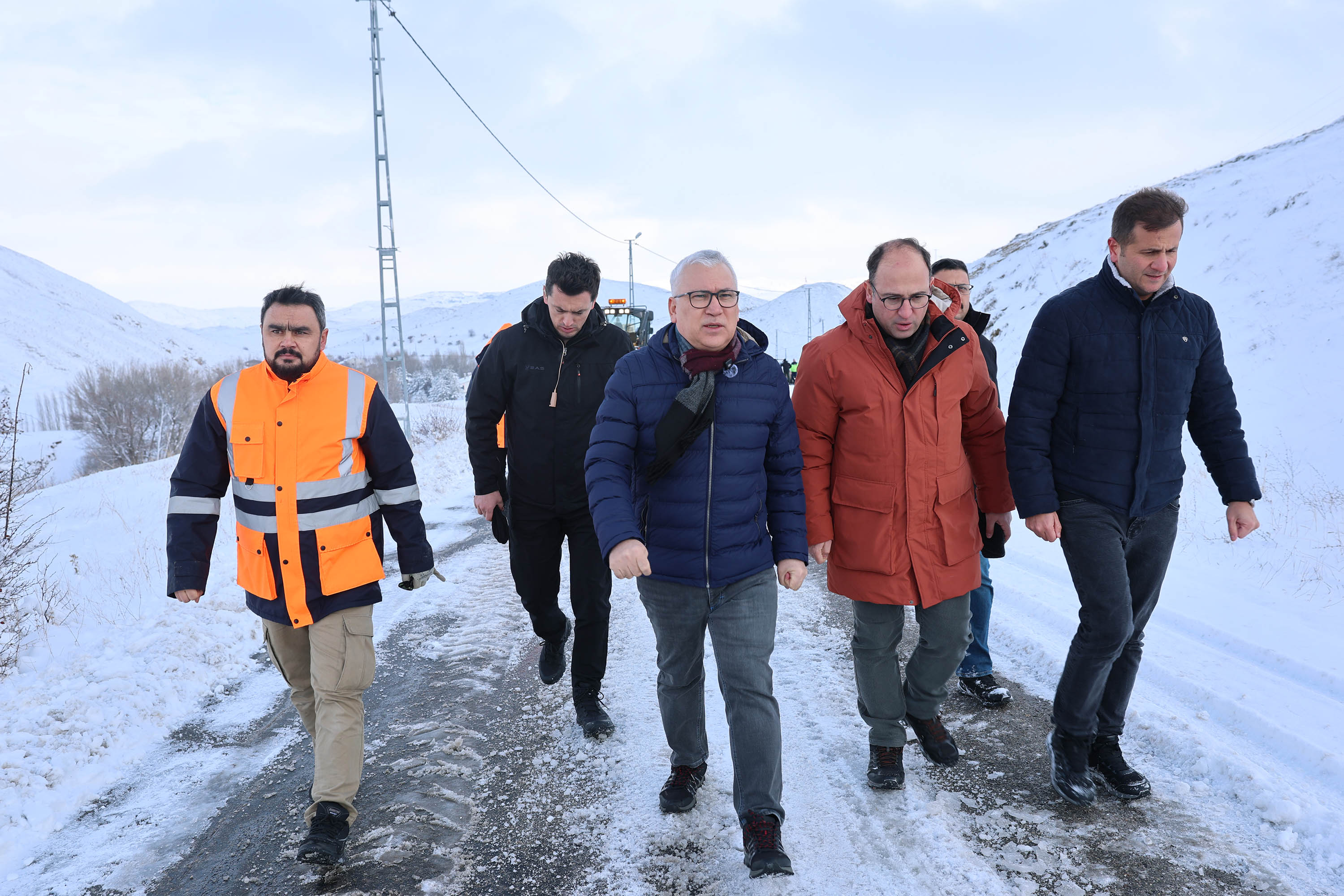 Karla Mücadele Ekipleri Hasta Vatandaş İçin Yolu Ulaşıma Açtı