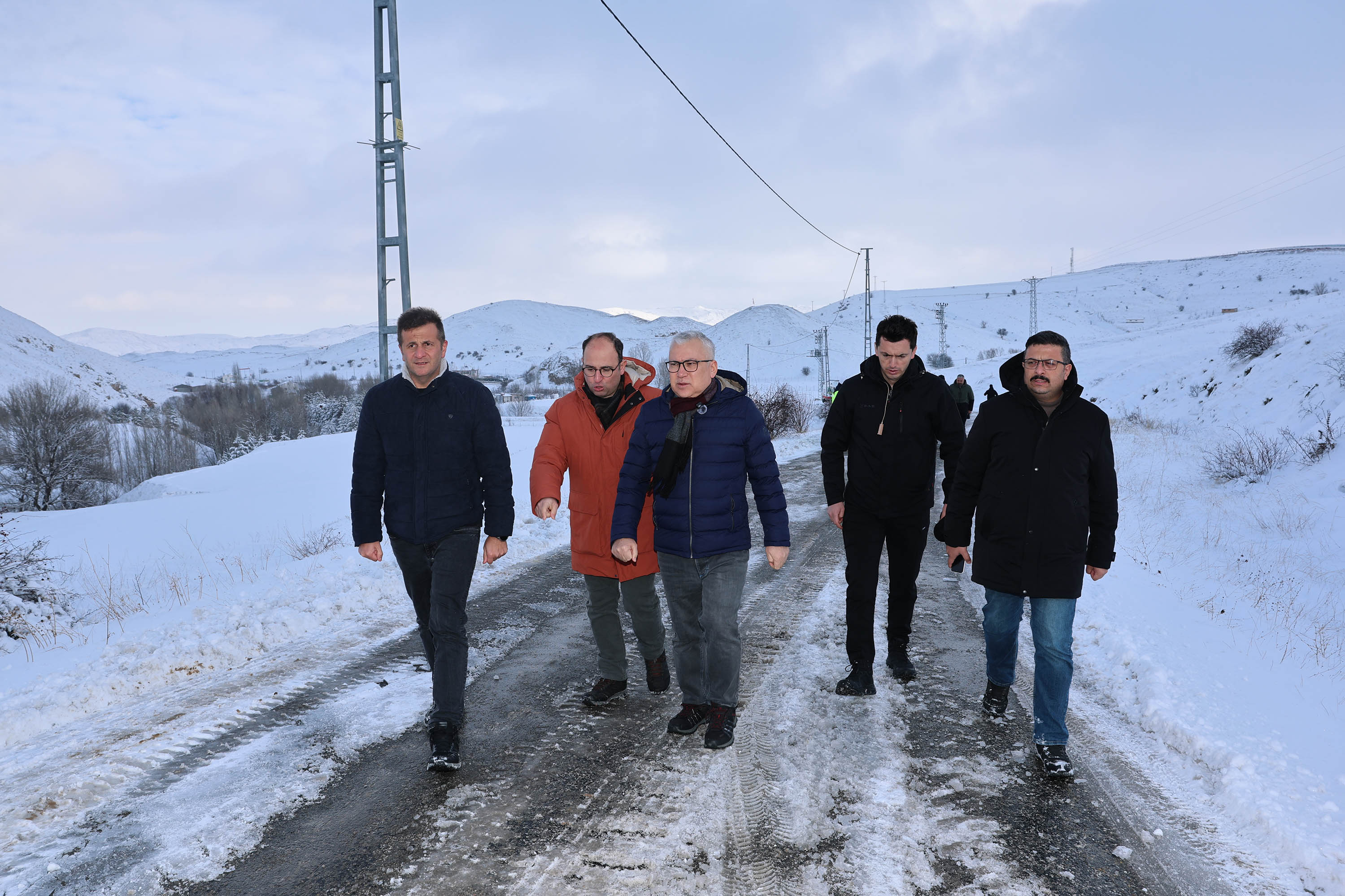 Karla Mücadele Ekipleri Hasta Vatandaş İçin Yolu Ulaşıma Açtı