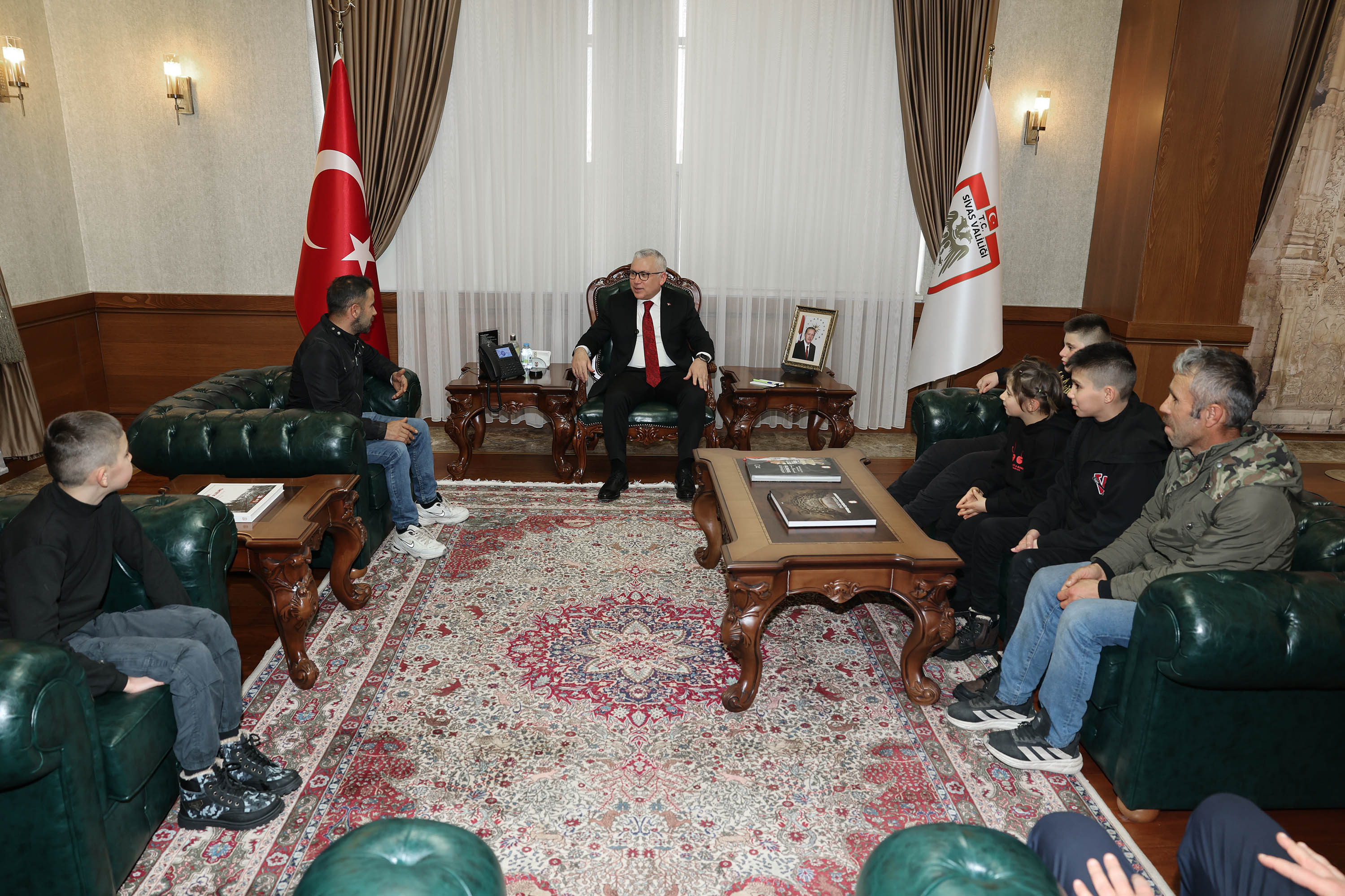 Vali Yılmaz Şimşek, Kardan Kız Kulesi Yapan Çocukları Makamında Ağırladı