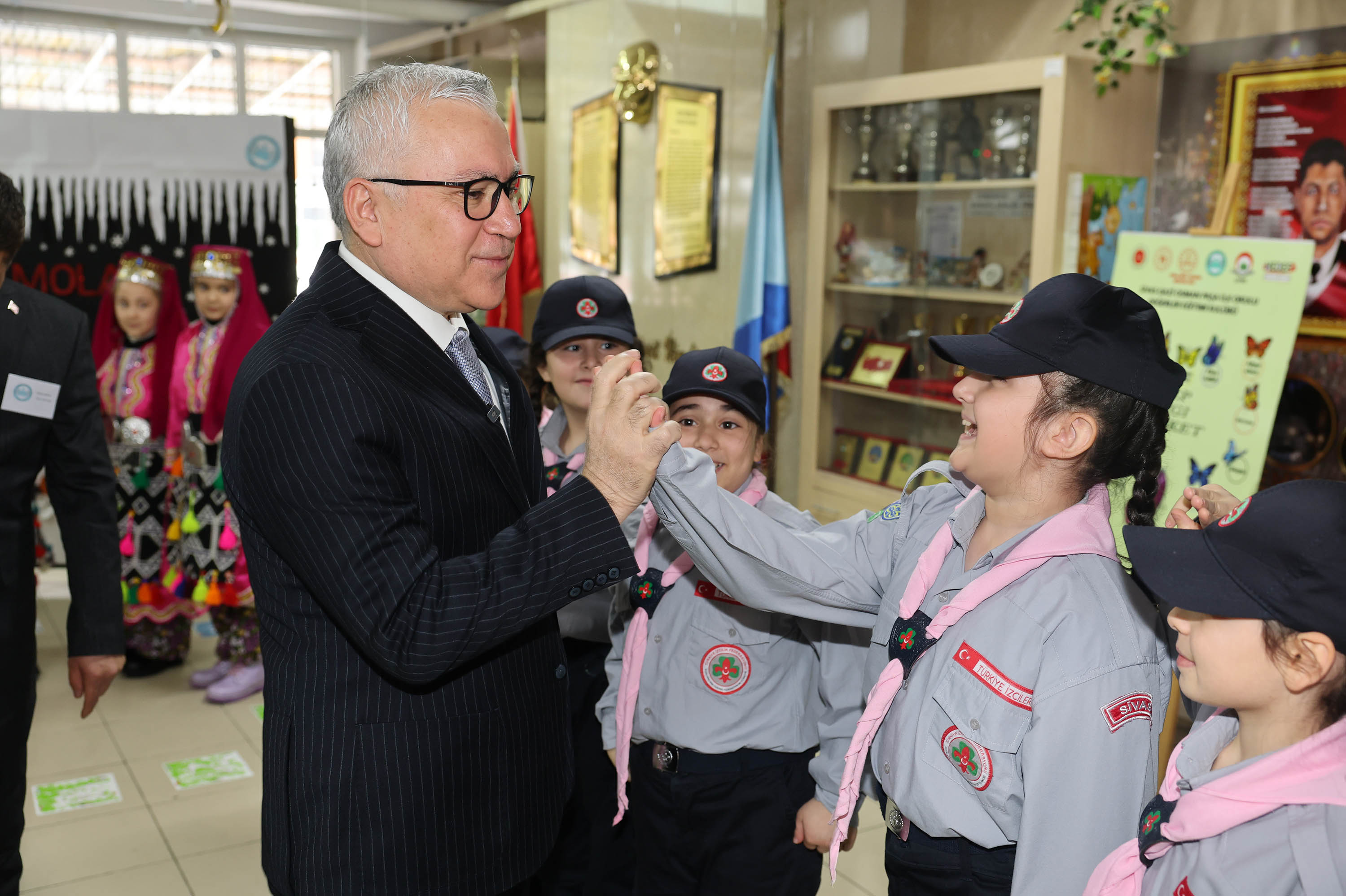 Vali Yılmaz Şimşek Öğrencilerin Karne Heyecanına Ortak Oldu