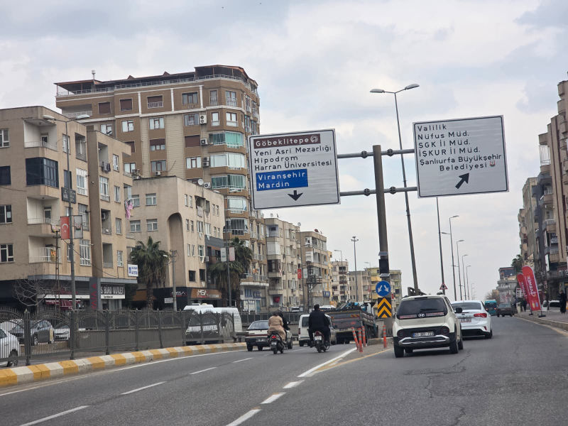 ŞANLIURFA’DA BAŞ ÜSTÜ YÖNLENDİRME LEVHALARI ARTIRILIYOR