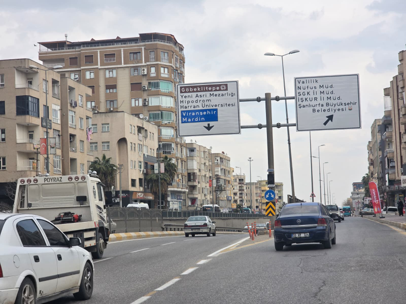 ŞANLIURFA’DA BAŞ ÜSTÜ YÖNLENDİRME LEVHALARI ARTIRILIYOR