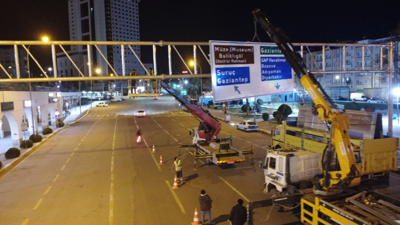 ŞANLIURFA’DA BAŞ ÜSTÜ YÖNLENDİRME LEVHALARI ARTIRILIYOR