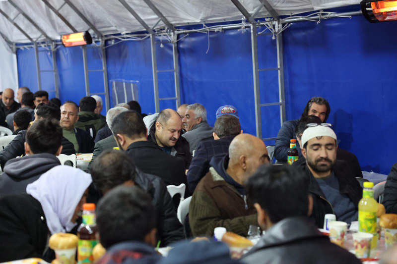 BAŞKAN GÜLPINAR, İFTAR ÇADIRINDA VATANDAŞLARLA BULUŞTU