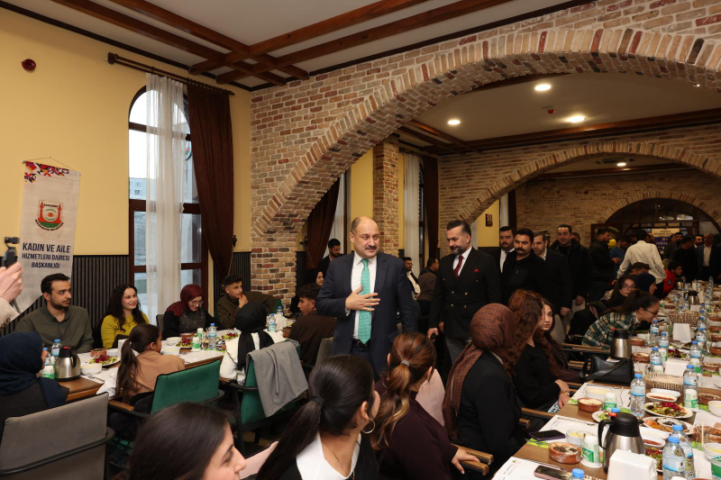 BAŞKAN GÜLPINAR, GENÇLİK MECLİSİ ÜYELERİYLE İFTARDA BULUŞTU