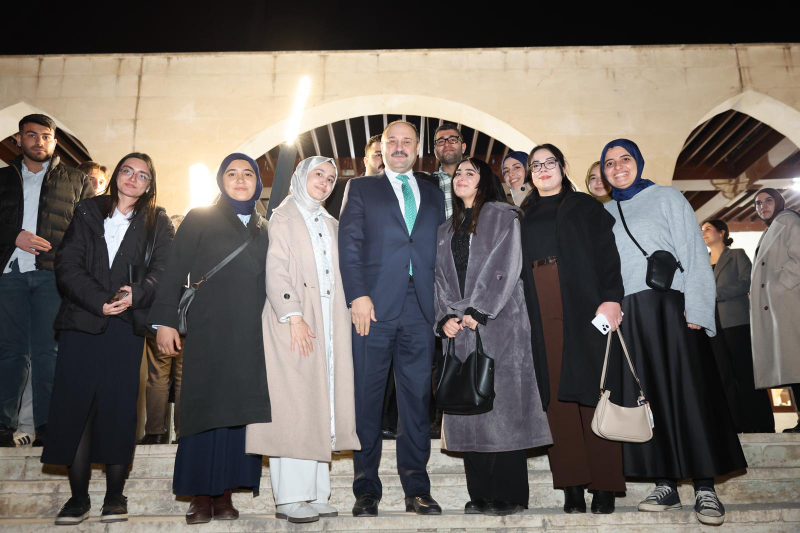 BAŞKAN GÜLPINAR, GENÇLİK MECLİSİ ÜYELERİYLE İFTARDA BULUŞTU