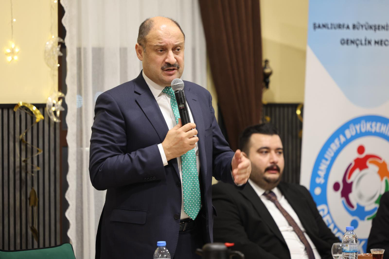 BAŞKAN GÜLPINAR, GENÇLİK MECLİSİ ÜYELERİYLE İFTARDA BULUŞTU