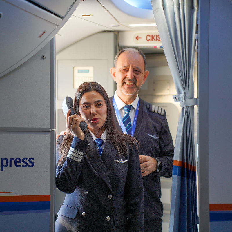 42 Yıllık Kaptan Pilotun Duygulandıran Vedası: Son Uçuşunu Kızıyla Şanlıurfa’dan Yaptı