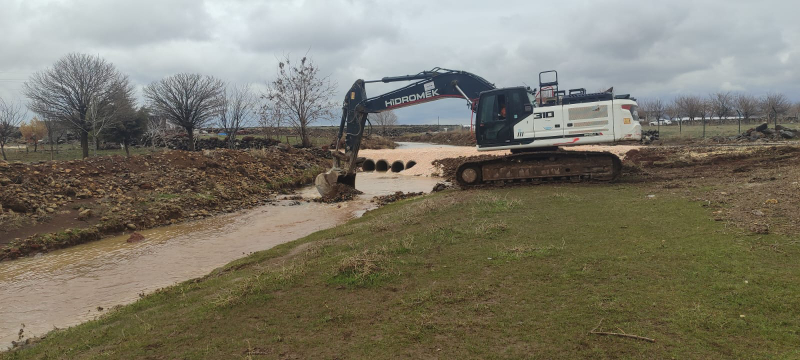 : BÜYÜKŞEHİR EKİPLERİ, SELİN ZARARINI GİDERMEK İÇİN SAHADA