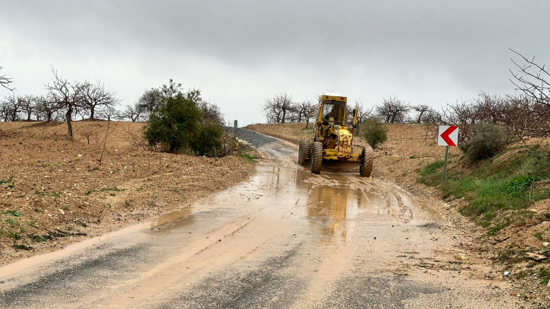 : BÜYÜKŞEHİR EKİPLERİ, SELİN ZARARINI GİDERMEK İÇİN SAHADA