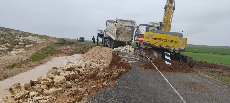 : BÜYÜKŞEHİR EKİPLERİ, SELİN ZARARINI GİDERMEK İÇİN SAHADA