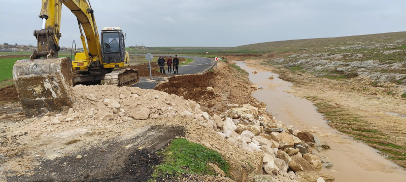 : BÜYÜKŞEHİR EKİPLERİ, SELİN ZARARINI GİDERMEK İÇİN SAHADA
