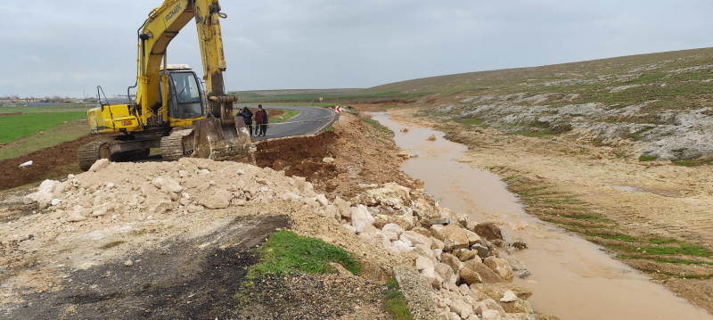 : BÜYÜKŞEHİR EKİPLERİ, SELİN ZARARINI GİDERMEK İÇİN SAHADA