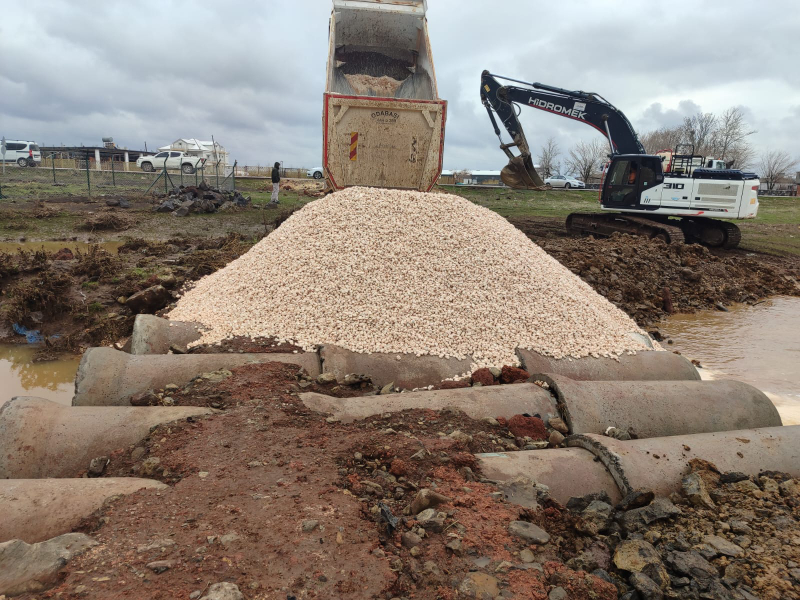 : BÜYÜKŞEHİR EKİPLERİ, SELİN ZARARINI GİDERMEK İÇİN SAHADA