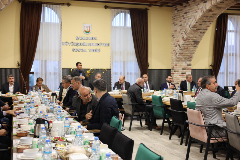 BAŞKAN GÜLPINAR, İLÇE BELEDİYE BAŞKANLARI VE MECLİS ÜYELERİYLE İFTARDA BULUŞTU