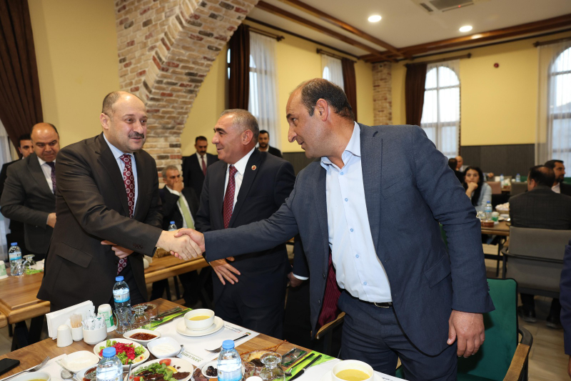 BAŞKAN GÜLPINAR, İLÇE BELEDİYE BAŞKANLARI VE MECLİS ÜYELERİYLE İFTARDA BULUŞTU