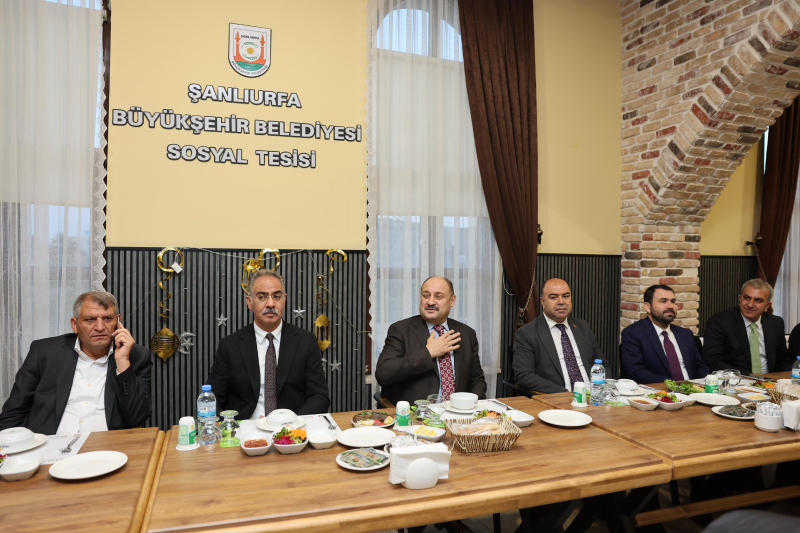BAŞKAN GÜLPINAR, İLÇE BELEDİYE BAŞKANLARI VE MECLİS ÜYELERİYLE İFTARDA BULUŞTU