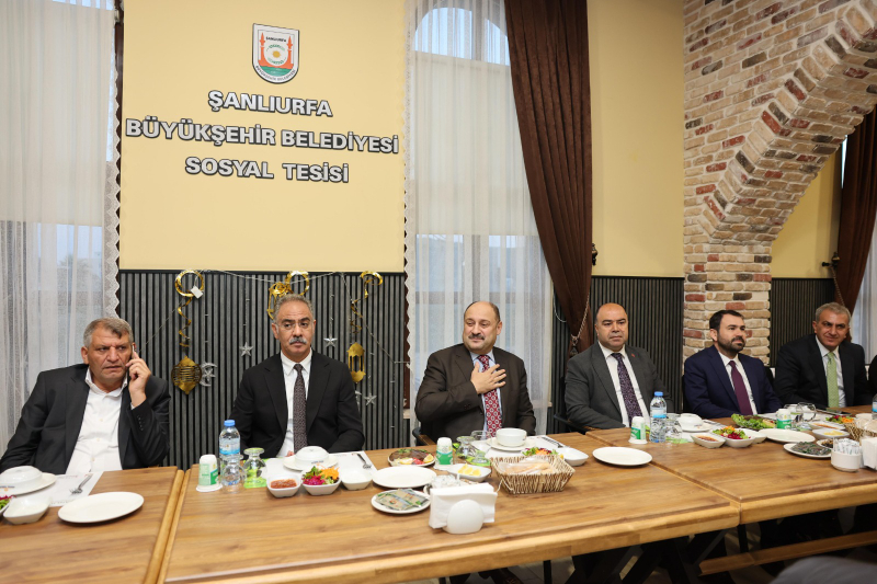 BAŞKAN GÜLPINAR, İLÇE BELEDİYE BAŞKANLARI VE MECLİS ÜYELERİYLE İFTARDA BULUŞTU