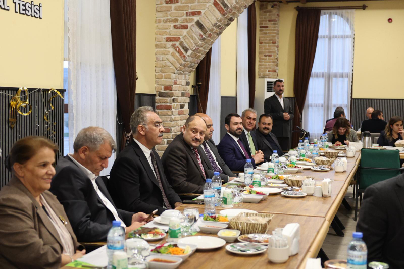 BAŞKAN GÜLPINAR, İLÇE BELEDİYE BAŞKANLARI VE MECLİS ÜYELERİYLE İFTARDA BULUŞTU