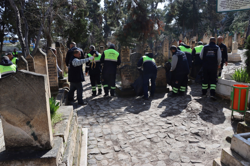 BÜYÜKŞEHİR, MEZARLIKLARI BAYRAMA HAZIRLIYOR