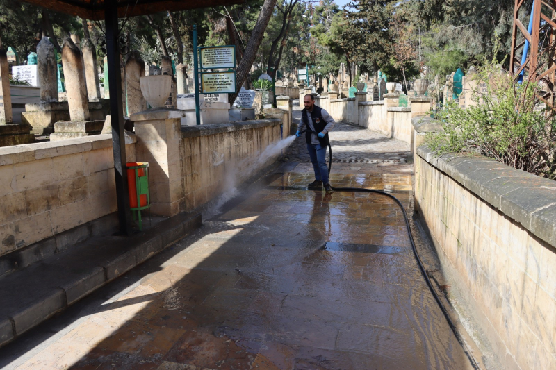 BÜYÜKŞEHİR, MEZARLIKLARI BAYRAMA HAZIRLIYOR