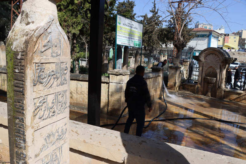 BÜYÜKŞEHİR, MEZARLIKLARI BAYRAMA HAZIRLIYOR