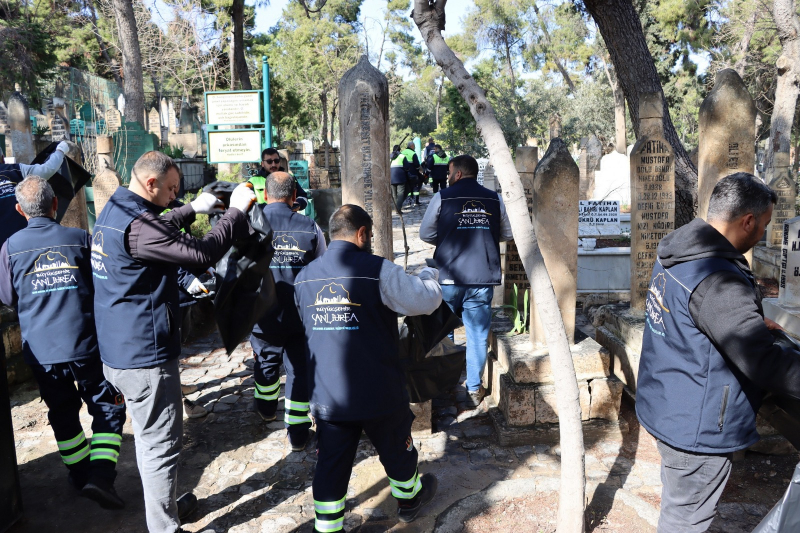 BÜYÜKŞEHİR, MEZARLIKLARI BAYRAMA HAZIRLIYOR
