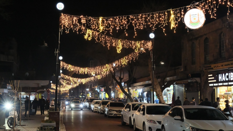 ŞEHRİN KALBİ DİVANYOLU DAHA IŞILTILI HALE GELDİ
