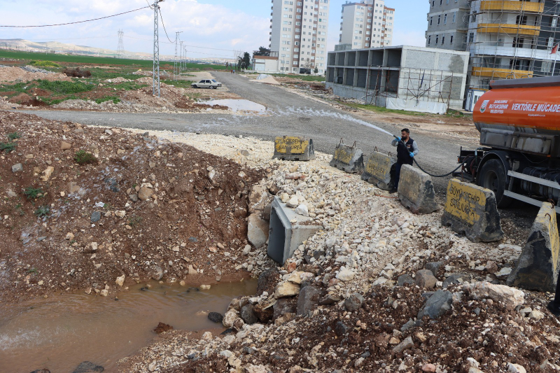BÜYÜKŞEHİR’DEN SİVRİSİNEK VE HAŞERELERE KARŞI YOĞUN MESAİ
