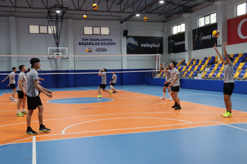 BÜYÜKŞEHİR BELEDİYESİ GENÇ ERKEKLER VOLEYBOL TAKIMI ÇEYREK FİNALLERE HAZIRLANIYOR