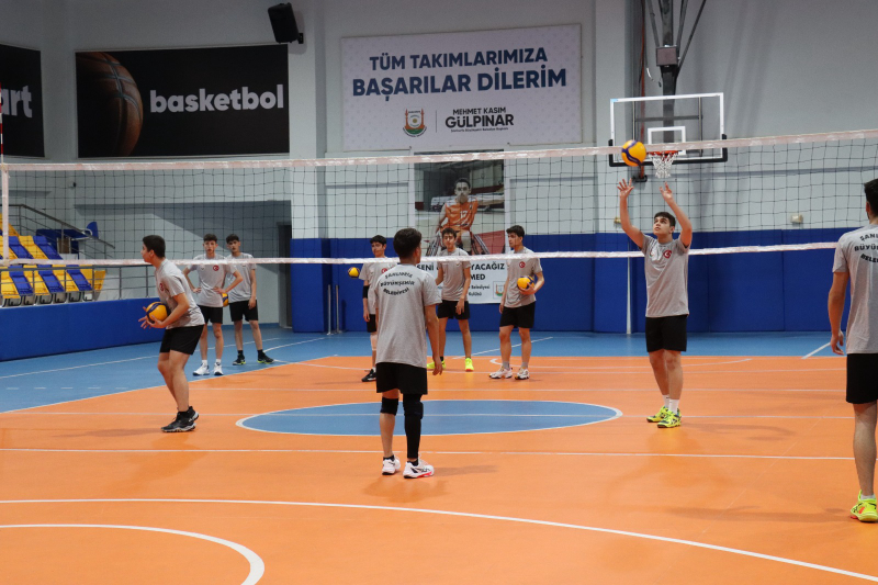 BÜYÜKŞEHİR BELEDİYESİ GENÇ ERKEKLER VOLEYBOL TAKIMI ÇEYREK FİNALLERE HAZIRLANIYOR