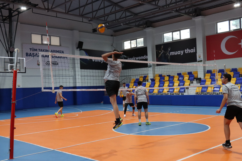 BÜYÜKŞEHİR BELEDİYESİ GENÇ ERKEKLER VOLEYBOL TAKIMI ÇEYREK FİNALLERE HAZIRLANIYOR