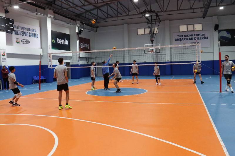 BÜYÜKŞEHİR BELEDİYESİ GENÇ ERKEKLER VOLEYBOL TAKIMI ÇEYREK FİNALLERE HAZIRLANIYOR