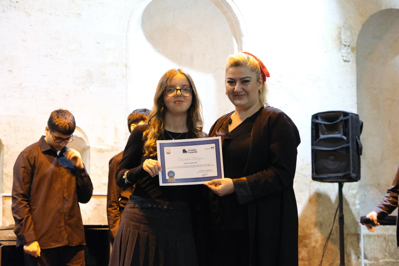 MİNİK VE GENÇ PİYANİSTLER SAHNEDE GÖZ DOLDURDU