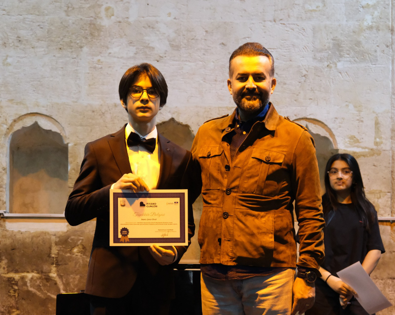 MİNİK VE GENÇ PİYANİSTLER SAHNEDE GÖZ DOLDURDU