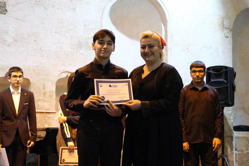 MİNİK VE GENÇ PİYANİSTLER SAHNEDE GÖZ DOLDURDU