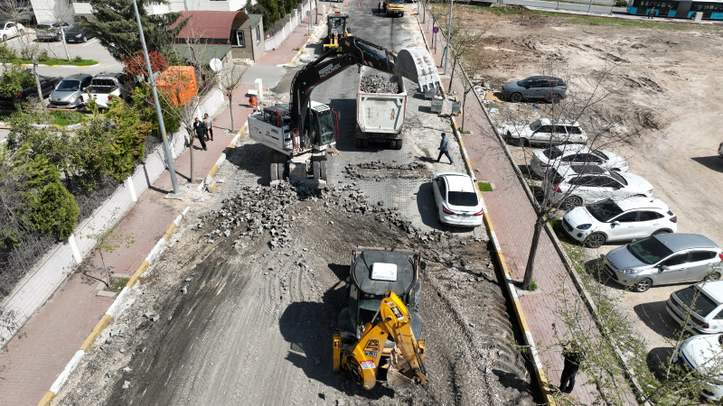 MUSTAFA DİREKLİ CADDESİ SICAK ASFALTLA YENİLENİYOR