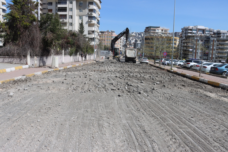 MUSTAFA DİREKLİ CADDESİ SICAK ASFALTLA YENİLENİYOR