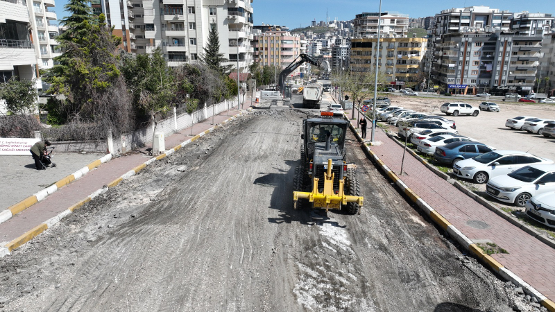 MUSTAFA DİREKLİ CADDESİ SICAK ASFALTLA YENİLENİYOR