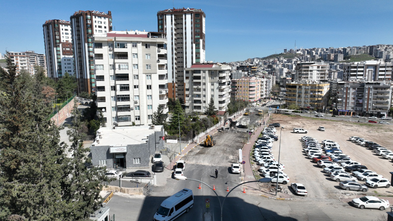 MUSTAFA DİREKLİ CADDESİ SICAK ASFALTLA YENİLENİYOR
