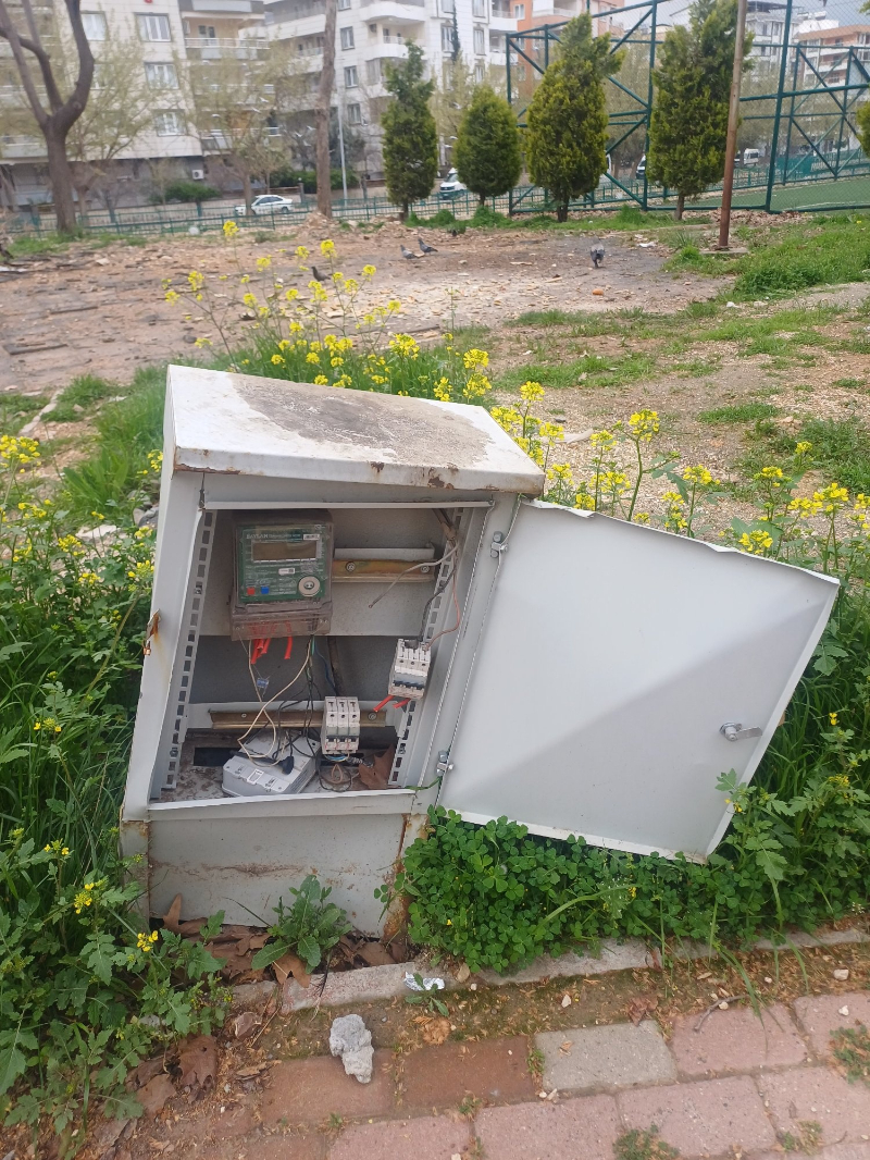 Karaköprü’de Kapağı Kırık Elektrik Panoları Tehlike Saçıyor
