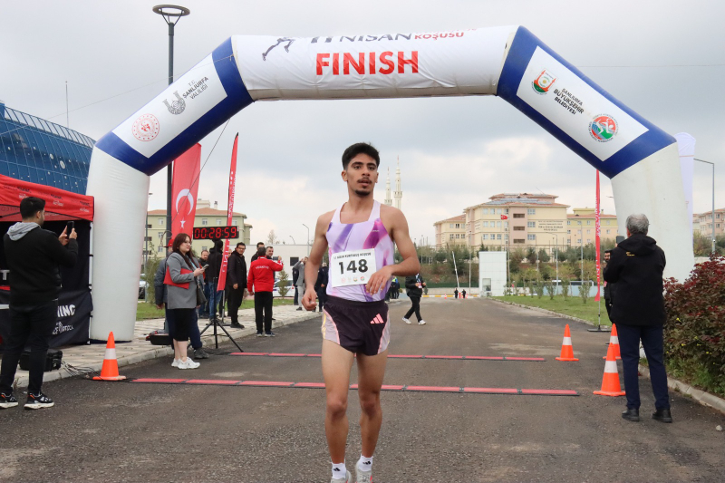 ŞANLIURFA’DA 11 NİSAN KOŞUSU RENKLİ GÖRÜNTÜLERE SAHNE OLDU